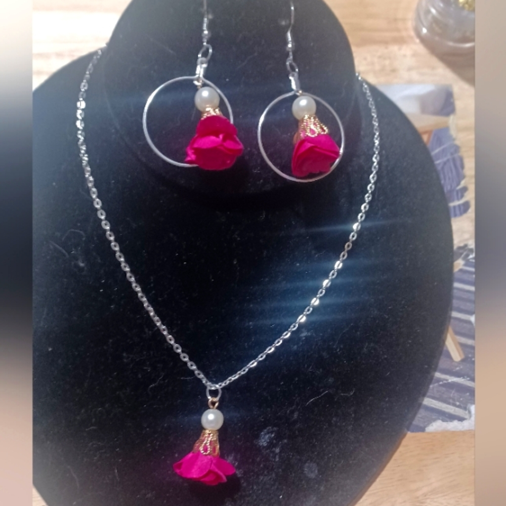 💐Dark Pink Rose Hoops and matching Dark Pink Rose Necklace💐